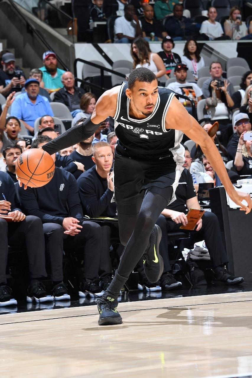 世界杯比赛直播地址-文班38+16+5帽历史第二马刺大胜活塞 福克斯29分坎宁安26+8